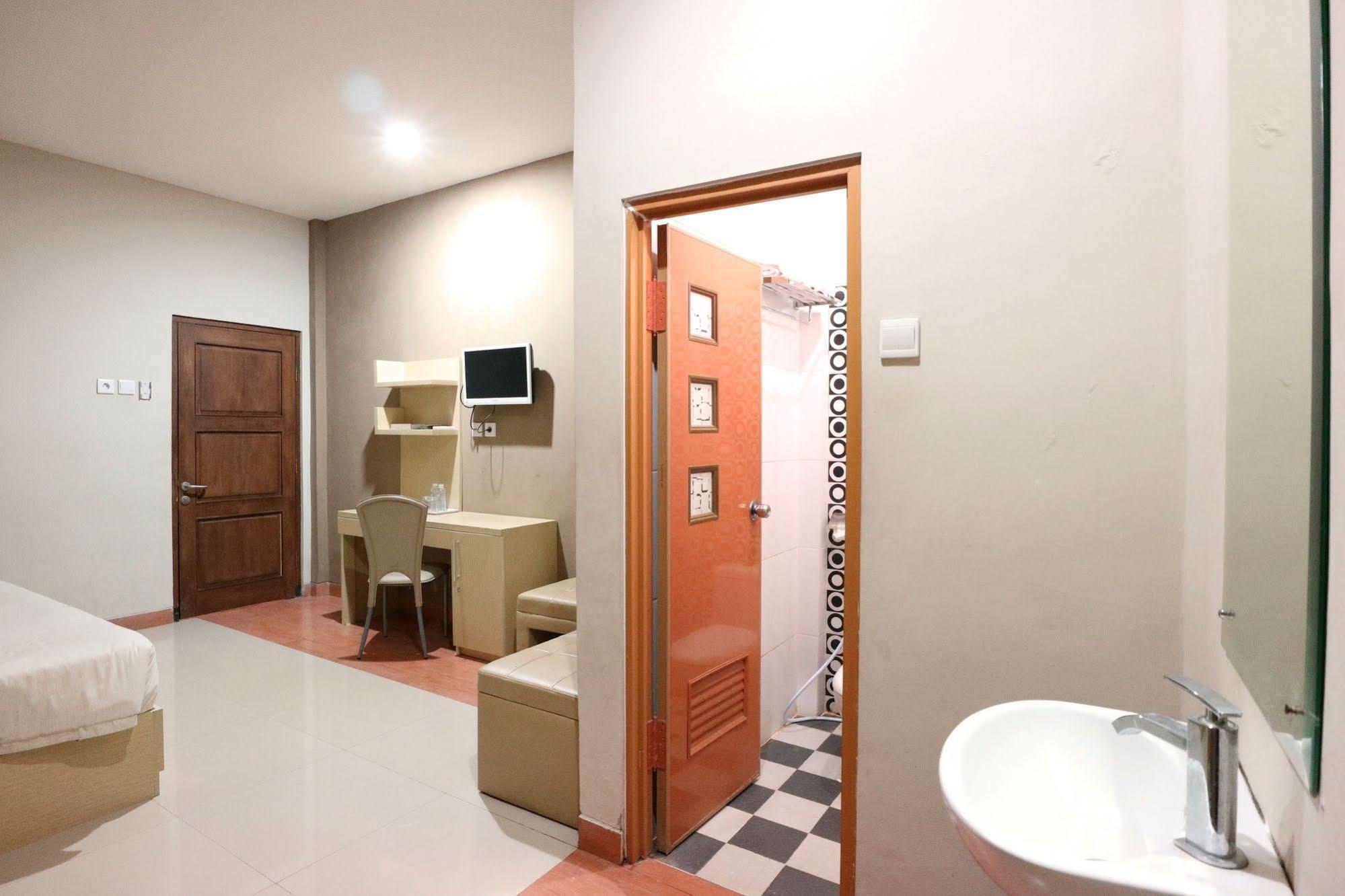 Oyo Flagship 3726 Tembok Batu Residence Tugu Exterior foto